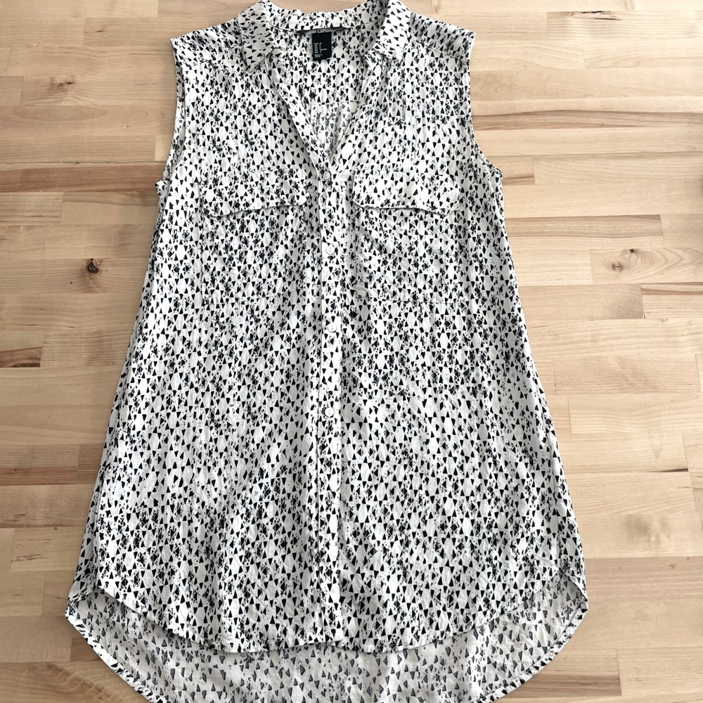 Sleeveless triangle button down